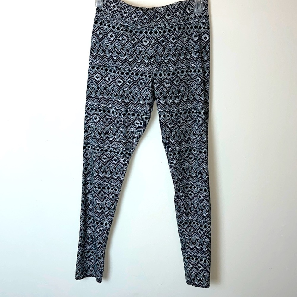 American Eagle black white leggings. Size medium.